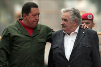 Chávez (i) ha prometido a Uruguay, todo el petróleo que necesite